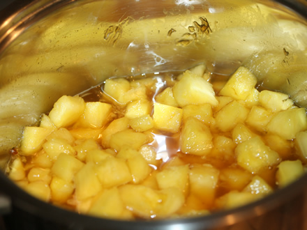 Ananasul fierbe in siropul caramel