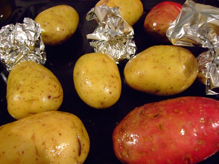 Cartofi cu ulei aromat pregatiti pentru cuptor