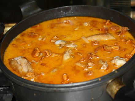 Turnam sosul de ciuperci in oala cu carnea fiarta pe jumatate