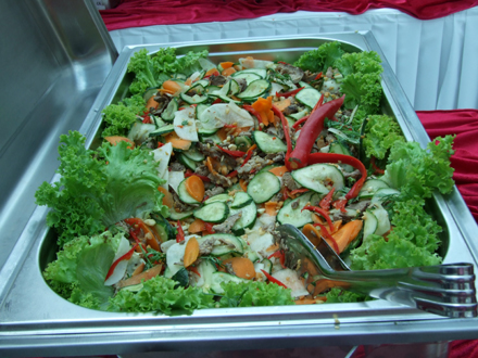Salata pregatita de Dang Sony de la "Asia Food Cooking" din Pitesti