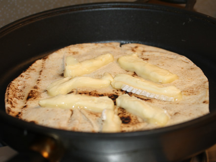 Sandwichuri calde cu branza Brie