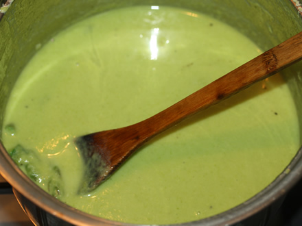 In supa mixata adaugam varfurile sparanghelului