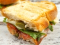 Sandwich cald cu mozzarella si prosciutto