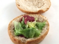 Taiem chifla in doua si punem salata verde