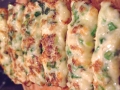 Tartine calde rapide, cu branza si ceapa verde