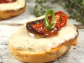 Tartine cu fasole si rosii uscate