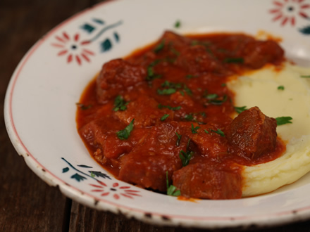 Carne de porc cu usturoi si rosii