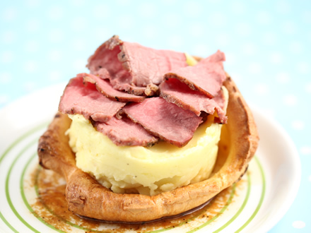 Friptura de vita cu budinca Yorkshire si piure de cartofi cu hrean
