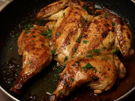 Pui aromat sub caramida