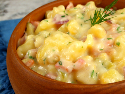 Salata calda de cartofi