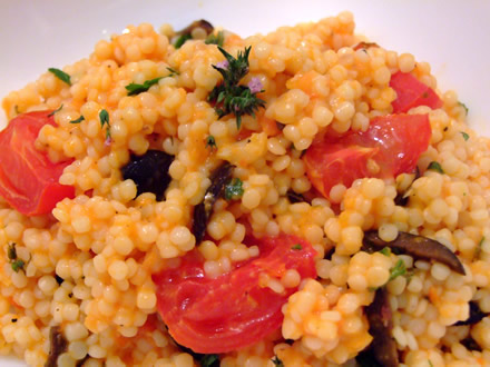 Salata de cus-cus cu rosii coapte si masline