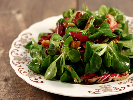 Salata de valeriana si radicchio cu bacon si seminte