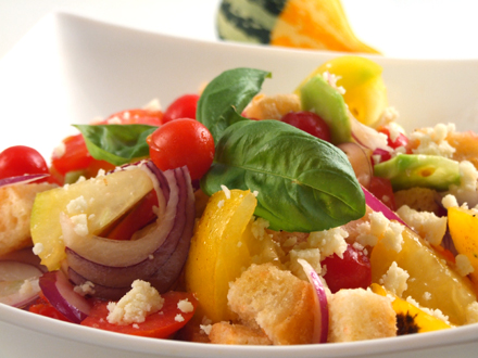 Salata de vara cu crutoane (Panzanella)