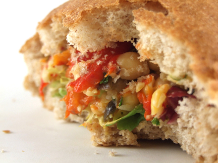 Sandwich cu naut si ardei copti