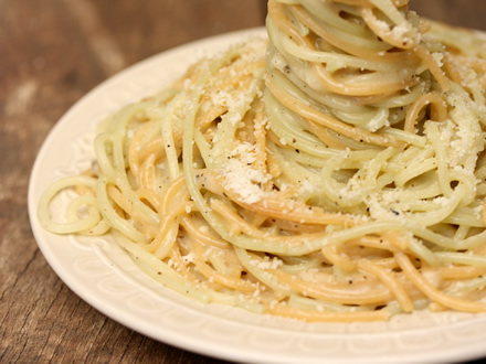 Spaghete cu branza si piper negru
