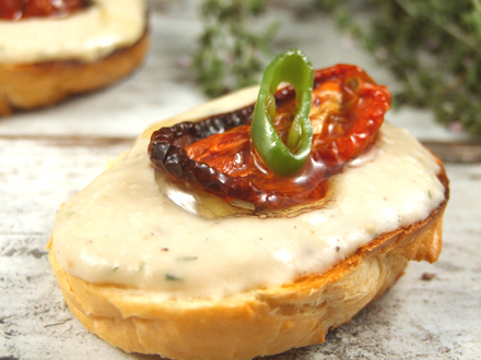 Tartine cu fasole si rosii uscate