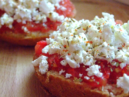 Tartine cu rosii si branza feta (Dakos)