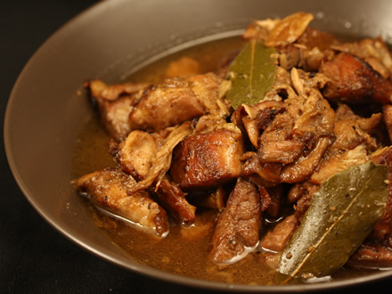 Tocanita filipineza de porc si pui