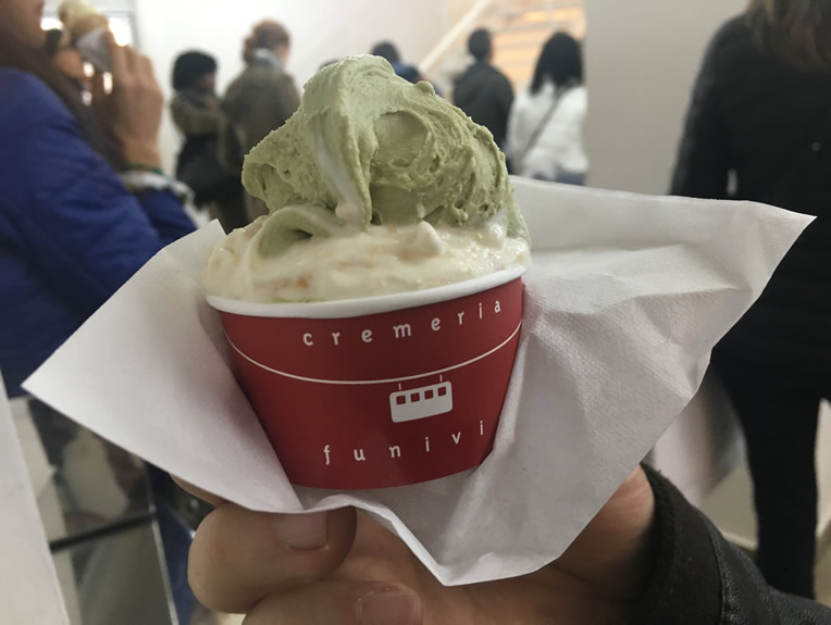 Gelato de fistic si lamaie