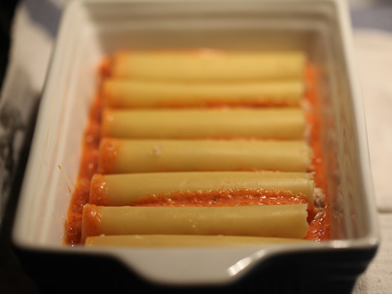 Cannelloni umpluti pe un strat de sos