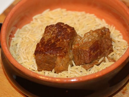 Carnea cu orzo in vas individual