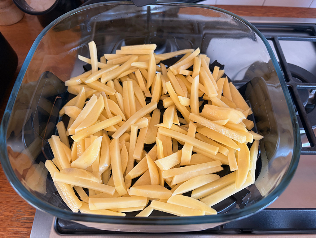 Cartofii in Air Fryer, strat nu foarte mare ca sa se gateasca uniform