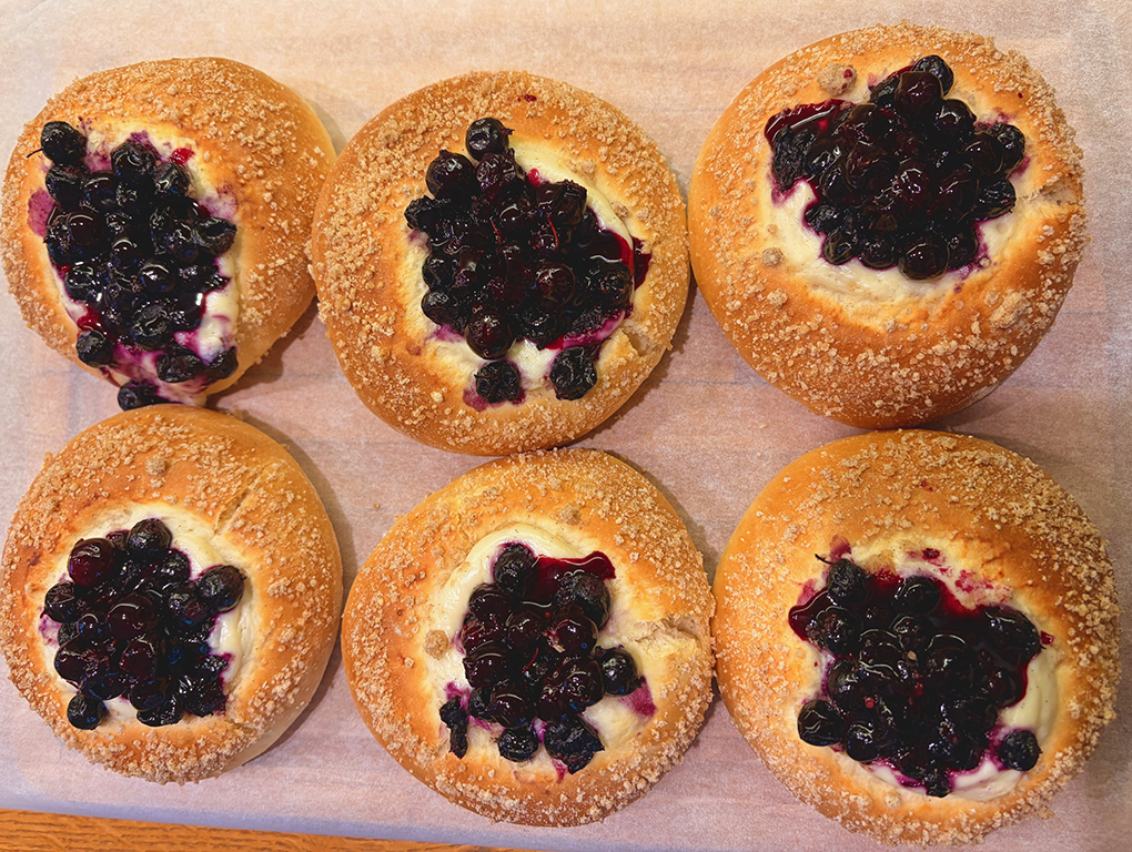 Chifle dulci cu crema de branza si coacaze negre 