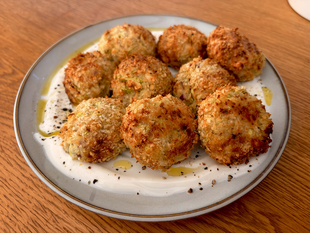 Chiftelute grecesti de dovlecei cu branza - reteta in Air Fryer