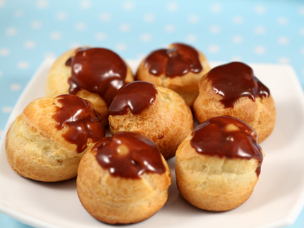 Choux a la creme cu glazura de ciocolata