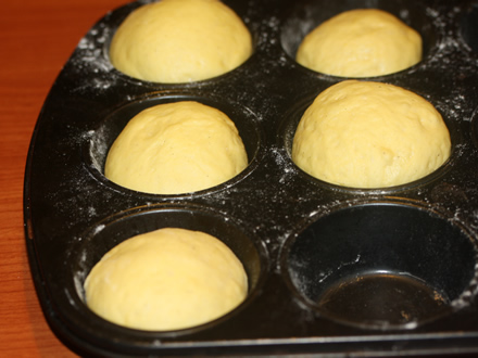Bilele de aluat in tava de muffins