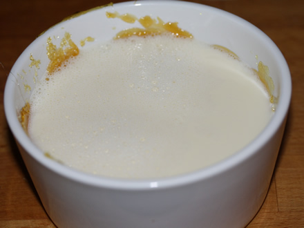 Amestecul de lapte in vasul caramelizat