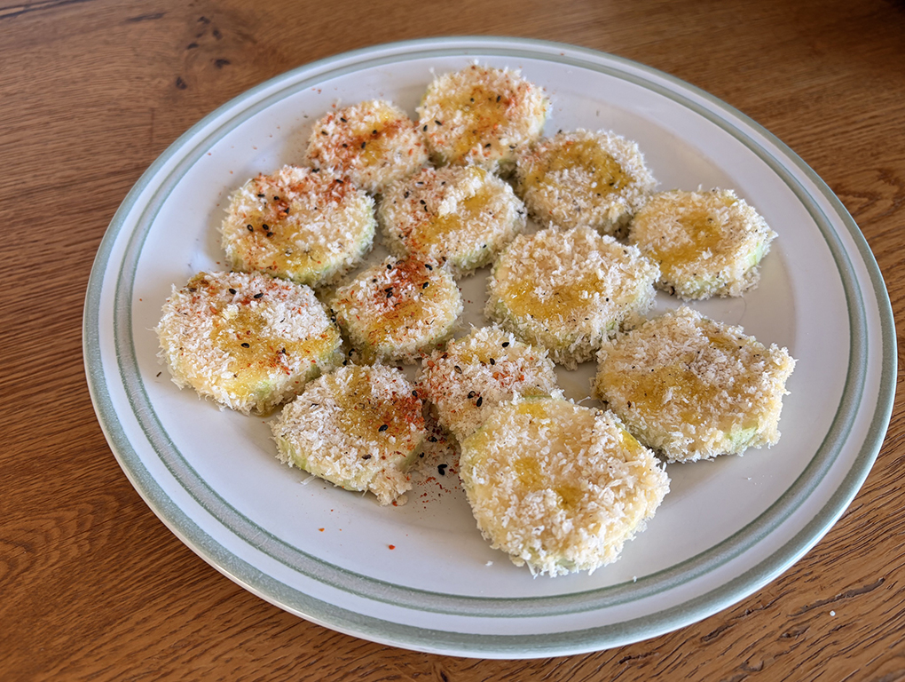 Dovleceii pregatiti sa intre in Air Fryer (cativa i-am presarat si cu fulgi de chili)