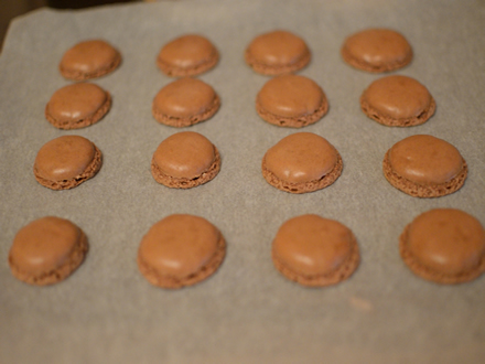 Macarons se racesc pe hartia de copt