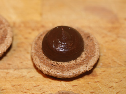 Spritzam ganache pe macaron