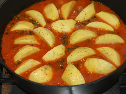 Asezam cartofii in sosul de rosii