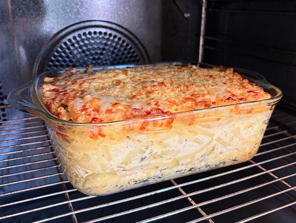 Paste gratinate cu dovlecei, iaurt si verdeturi