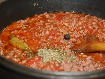 Adaugamn rosiile si condimentele in sosul de carne