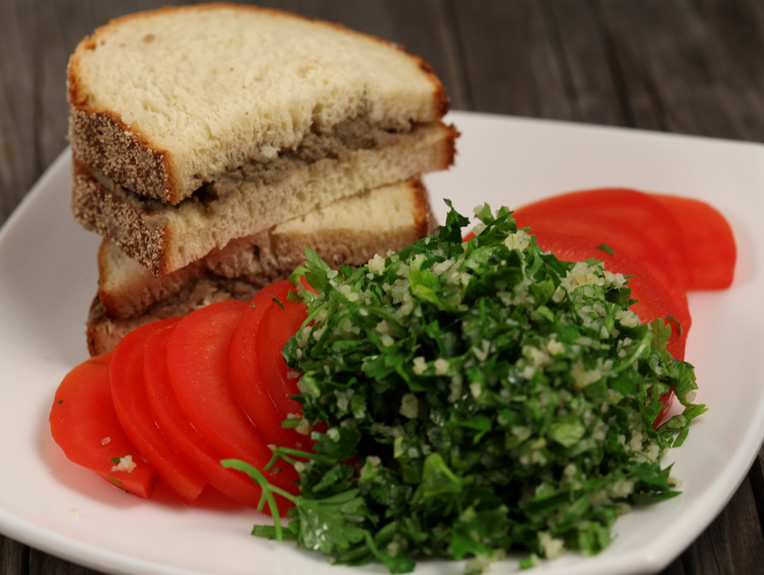 Sandwichuri cu pate de linte, rosii si tabbouleh