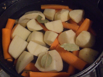 Fierbem morcovii si cartofii