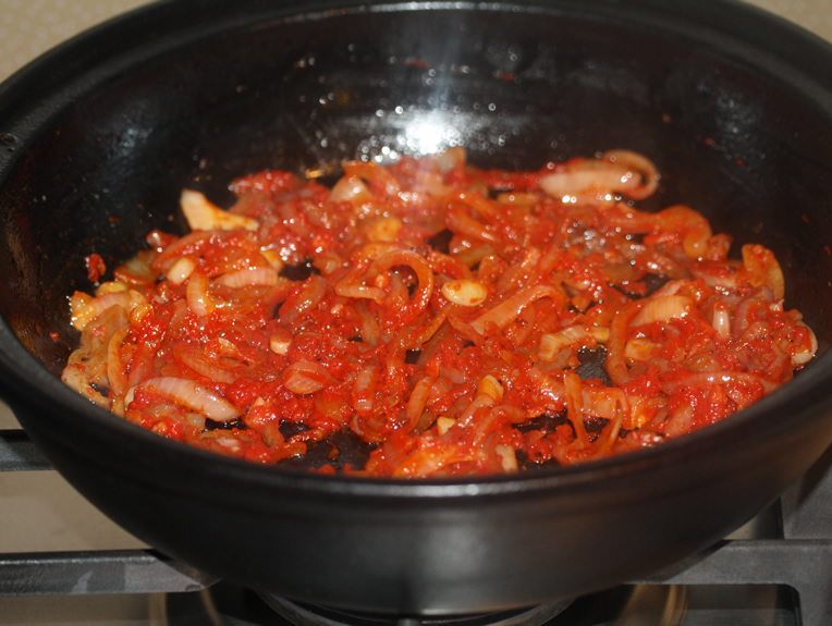 Pasta de rosii peste ceapa calita