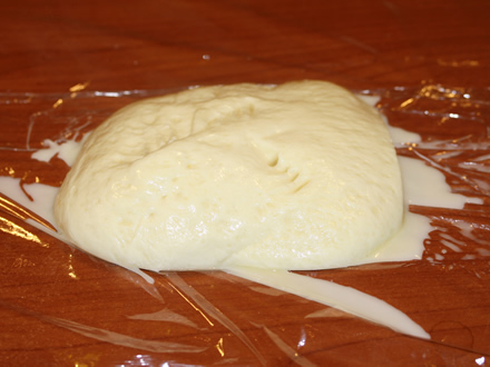 Mozzarella inmuiata in apa fierbinte