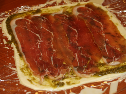 Adaugam feliile de prosciutto