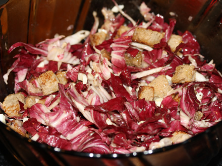 Radicchio cu crutoane in bol