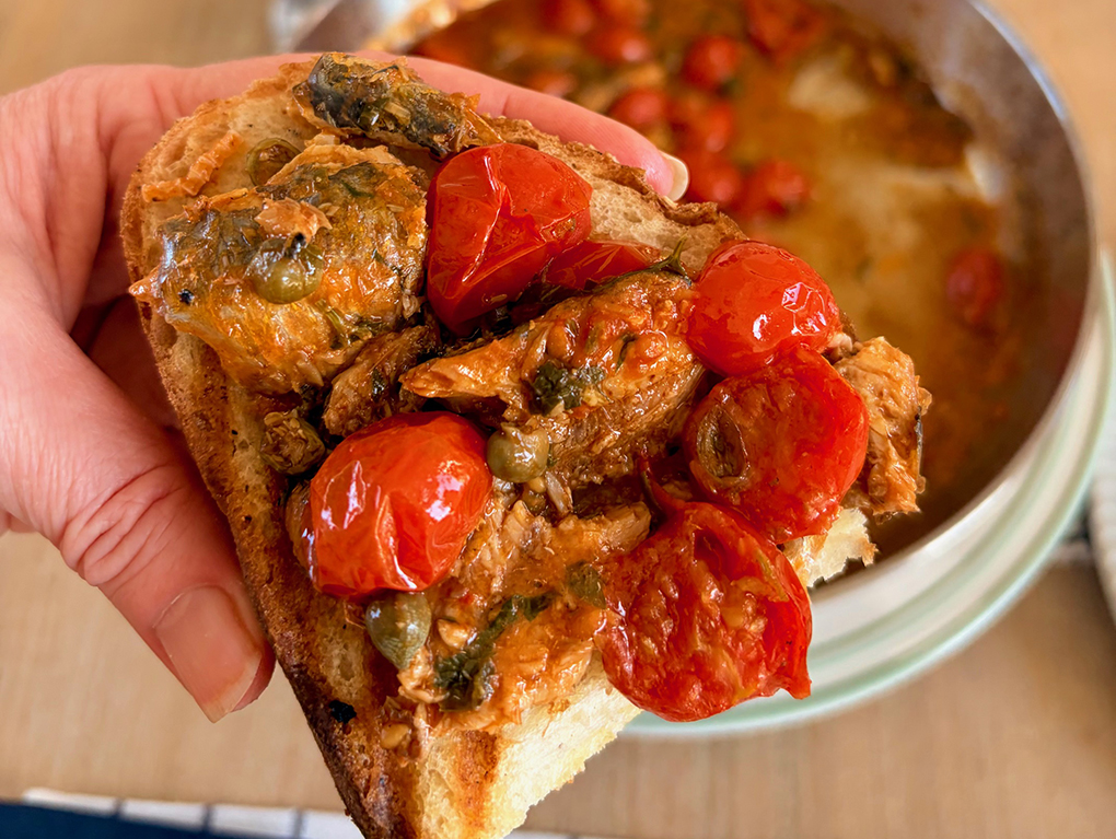 Sardinas sobre pan tostado