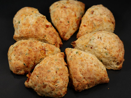 Scones cu branza de oaie si rosii uscate