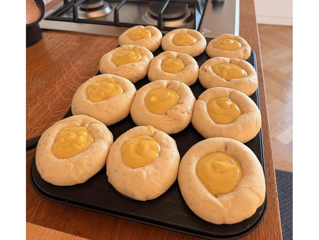 Briosele umplute cu crema de vanilie