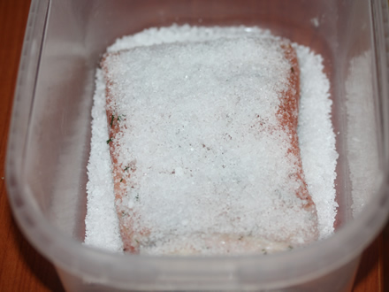 Primul file de somon presarat cu sare
