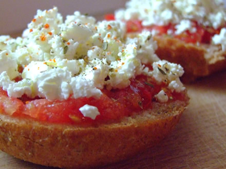 Tartine cu rosii si branza feta (Dakos)