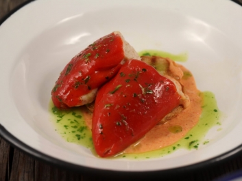 Pimientos asados rellenos de crema de at&uacute;n