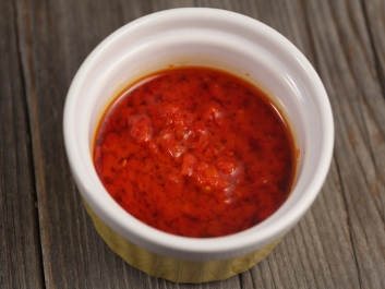 Olajban p&aacute;colt dar&aacute;lt cs&iacute;pős paprika